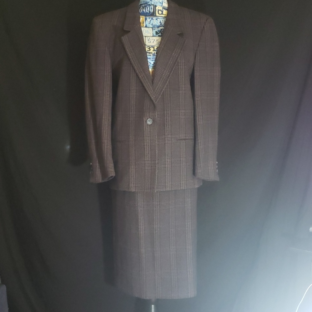 Size 14 two piece Bretton Place skirt suit set